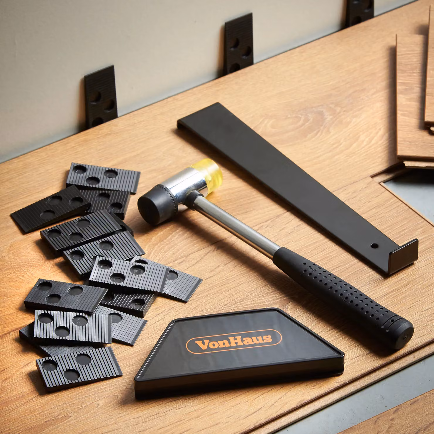 VonHaus Laminate Flooring Installation Kit in Black with Tapping Block, Pull Bar, Spacer Wedges and Rubber Mallet – 2