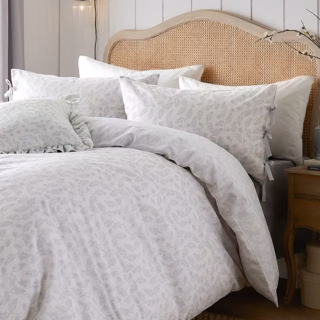 Make It A Home Reversible Floral Cotton Duvet Cover and Pillowcase Set in White, W: 180 cm, H: 200 cm