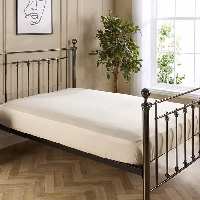 Hotel Pure Luxury Mako Satin Cotton Fitted Sheet in Cream, Single, W/D/H: 90 x 190 cm
