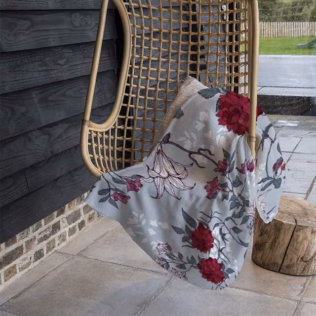 Benjamin Tate Design Red and White Winter Floral Fleece Blanket, W/D/H: 120 x 150 cm