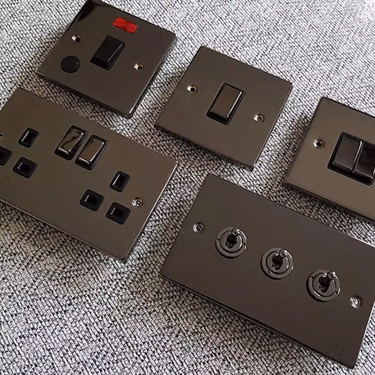 SE Home Black 1 Gang Flush Socket