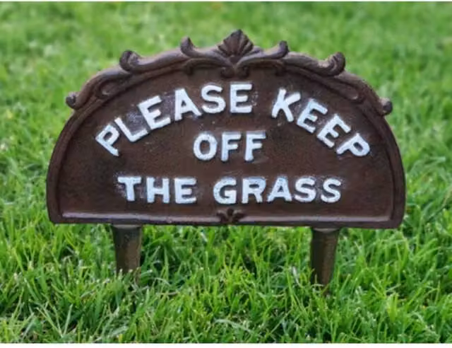 KDMD Cast Iron Keep Off-the-Grass Sign in Brown – 1