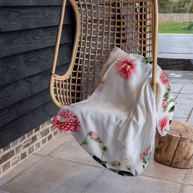 Benjamin Tate Design Scattered Flowers Fleece Blanket in Pink, Beige and White, W/D/H: 120 x 150 cm
