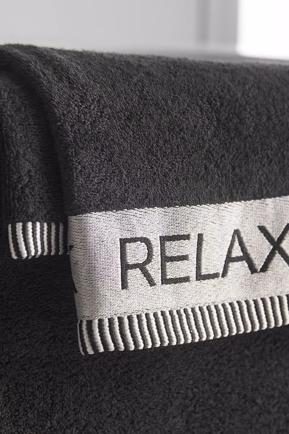 Catherine Lansfield Relax and Unwind Fluffy Cotton Bath Towel in Black, W/D/H: 70 x 120 cm – 2