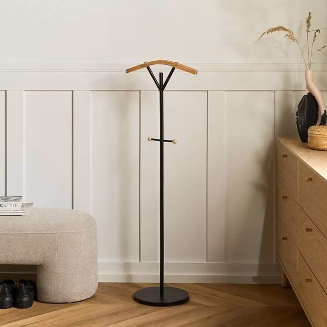 Wyld and Coco Freestanding Post Tree Coat Rack in Matt Black Metal and Wood, Height: 130 cm