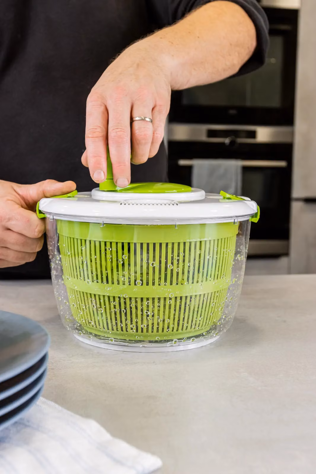 KitchenCraft Salad Spinner in White and Green, 25 cm Diameter – 8