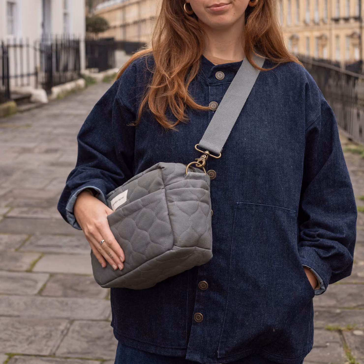 Avery Row Pram Organiser Messenger Crossbody Bag in Grey, W/D/H: 27.0 x 27.0 x 26.0 cm – 2