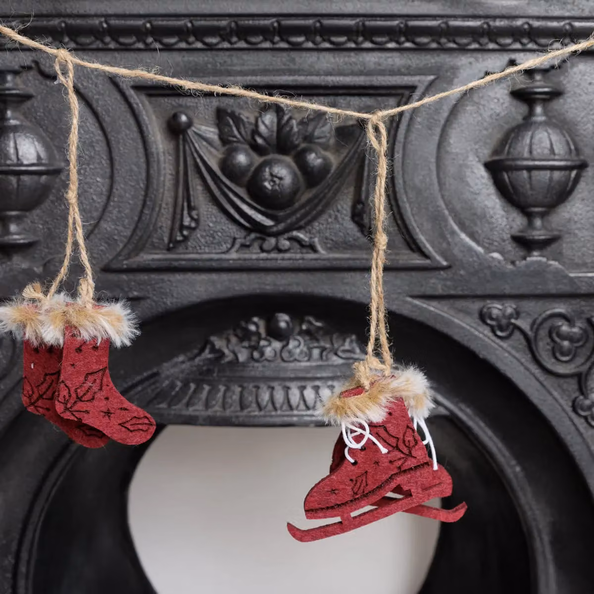 Melody Maison Dark Red and White Winter Christmas Tabletop Garland – 2