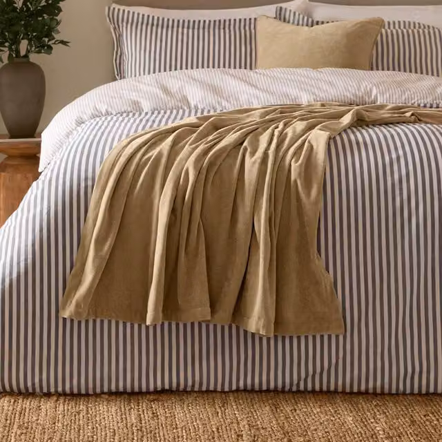 Yard Heavy Chenille Velvet Throw in Beige/Sand, W: 150 cm, D: 200 cm