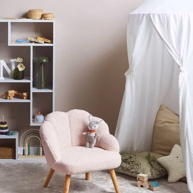 Wyld and Coco Kids Bouclé Armchair in Pastel Pink with Shell-Inspired Rubberwood Legs – 1