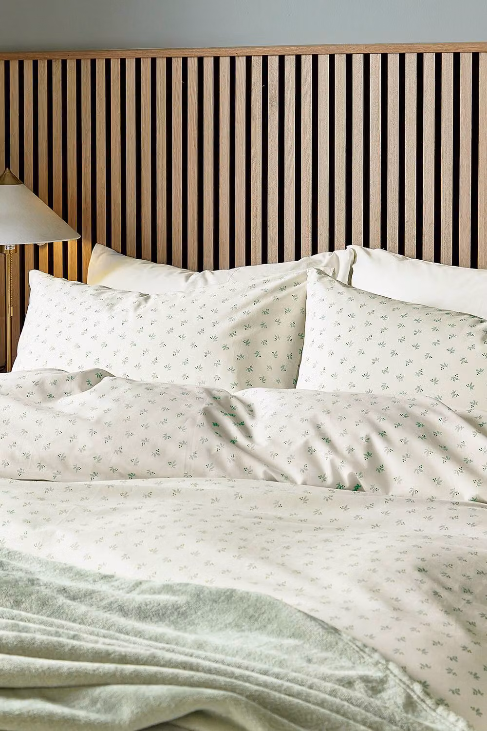 Helena Springfield Leaf Sprig Single Duvet Cover and Pillowcase Set in Green and White – 2