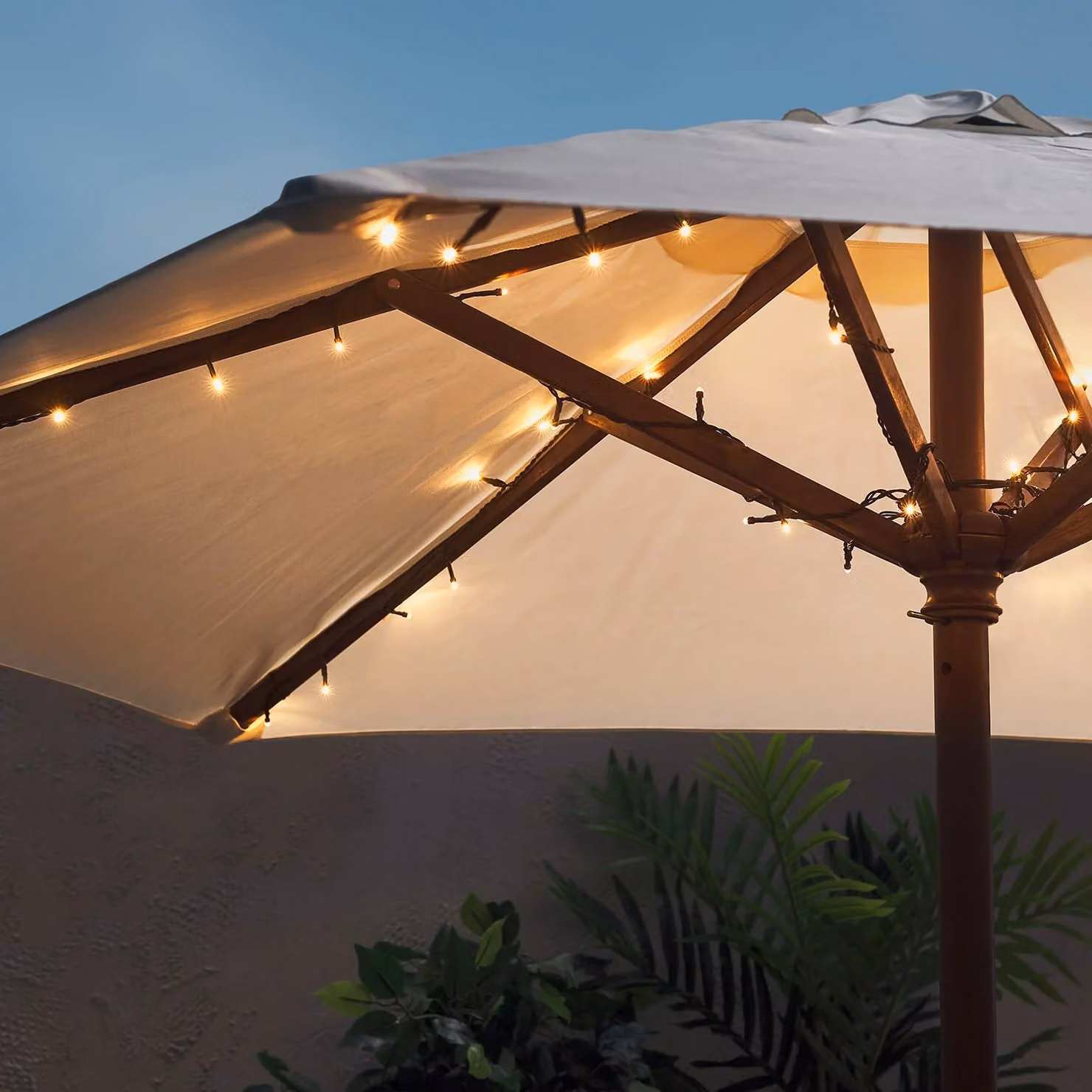 Lights4fun 80 Warm White LED Battery Operated Parasol Lights with Remote Control and Timer