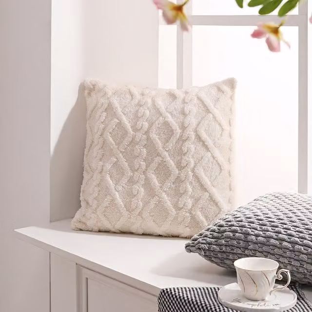 Livingandhome White Plush Square Pillow, 45 x 45 cm
