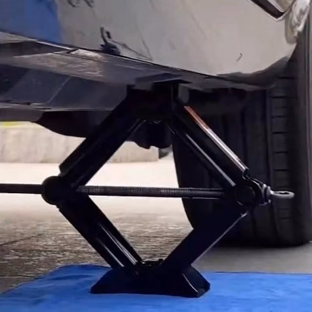 Nordara Heavy Duty 2.5T Scissor Jack and Lug Wrench Kit in Black – 1