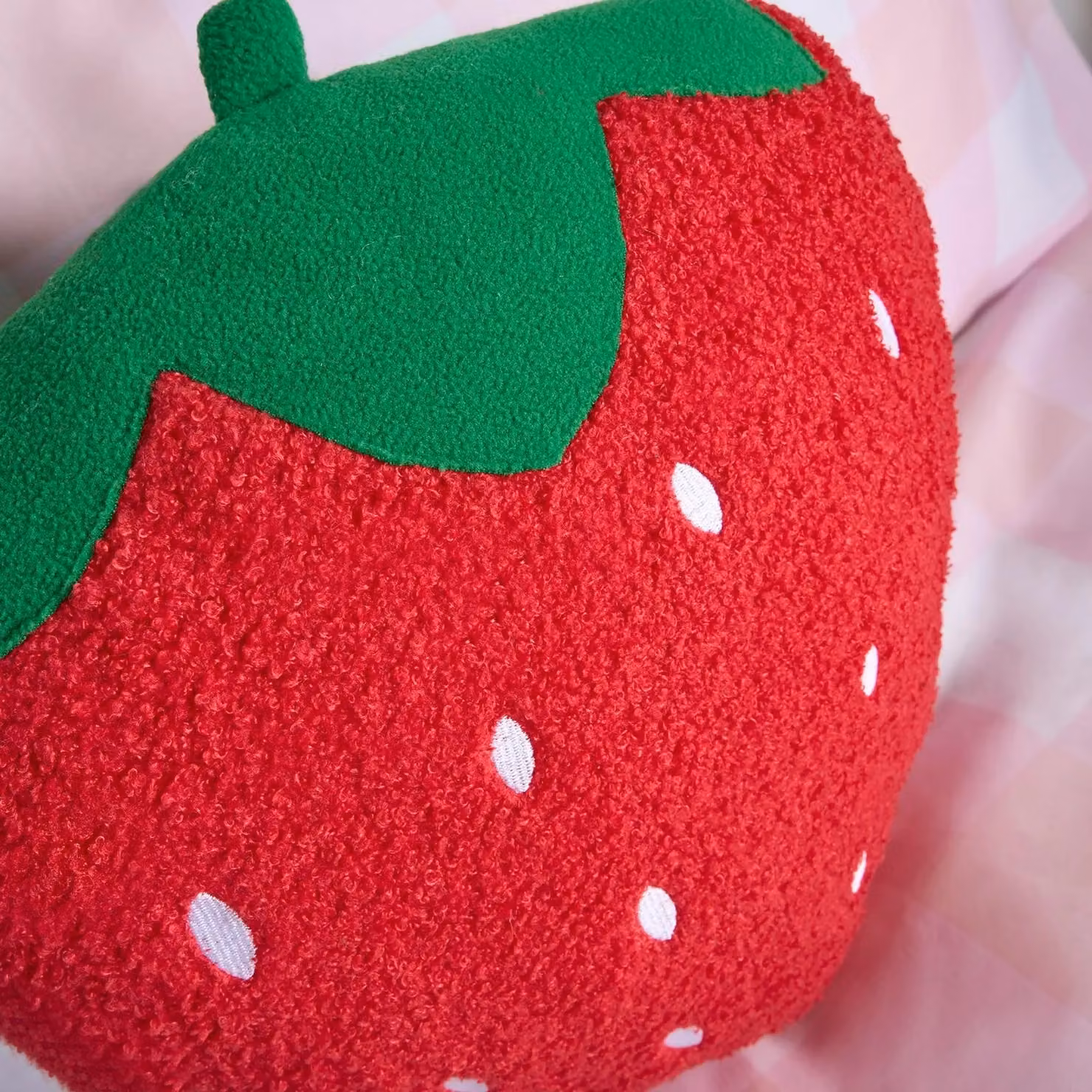 OHS Strawberry Shaped Plush Scatter Cushion in Red and Green, W/D/H: 35 x 40 x 35 cm – 2