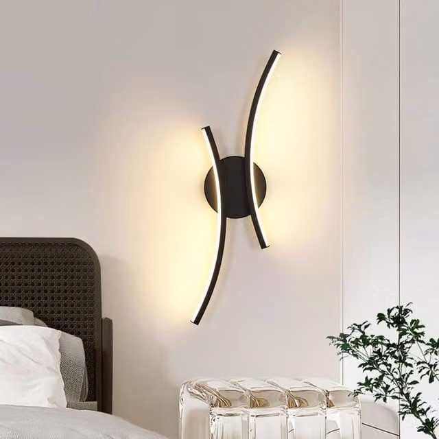 Goeco Modern LED Indoor Wall Light in Black with Curved Acrylic Design and Warm White 3000K Glow