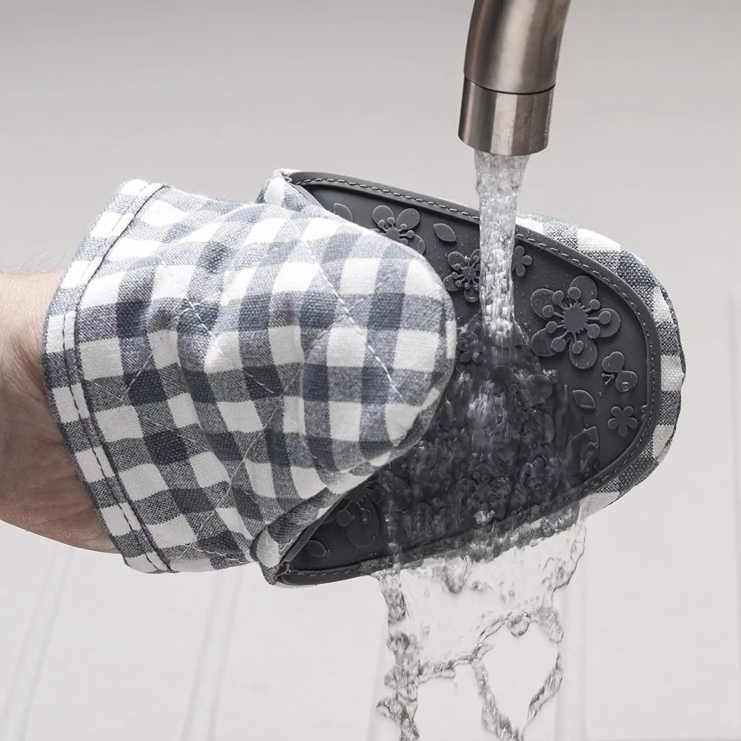 Zeal Gingham Mini Silicone Oven Mitt in Dark Grey, W/D/H: 17.5 x 13.5 x 2.5 cm – 3