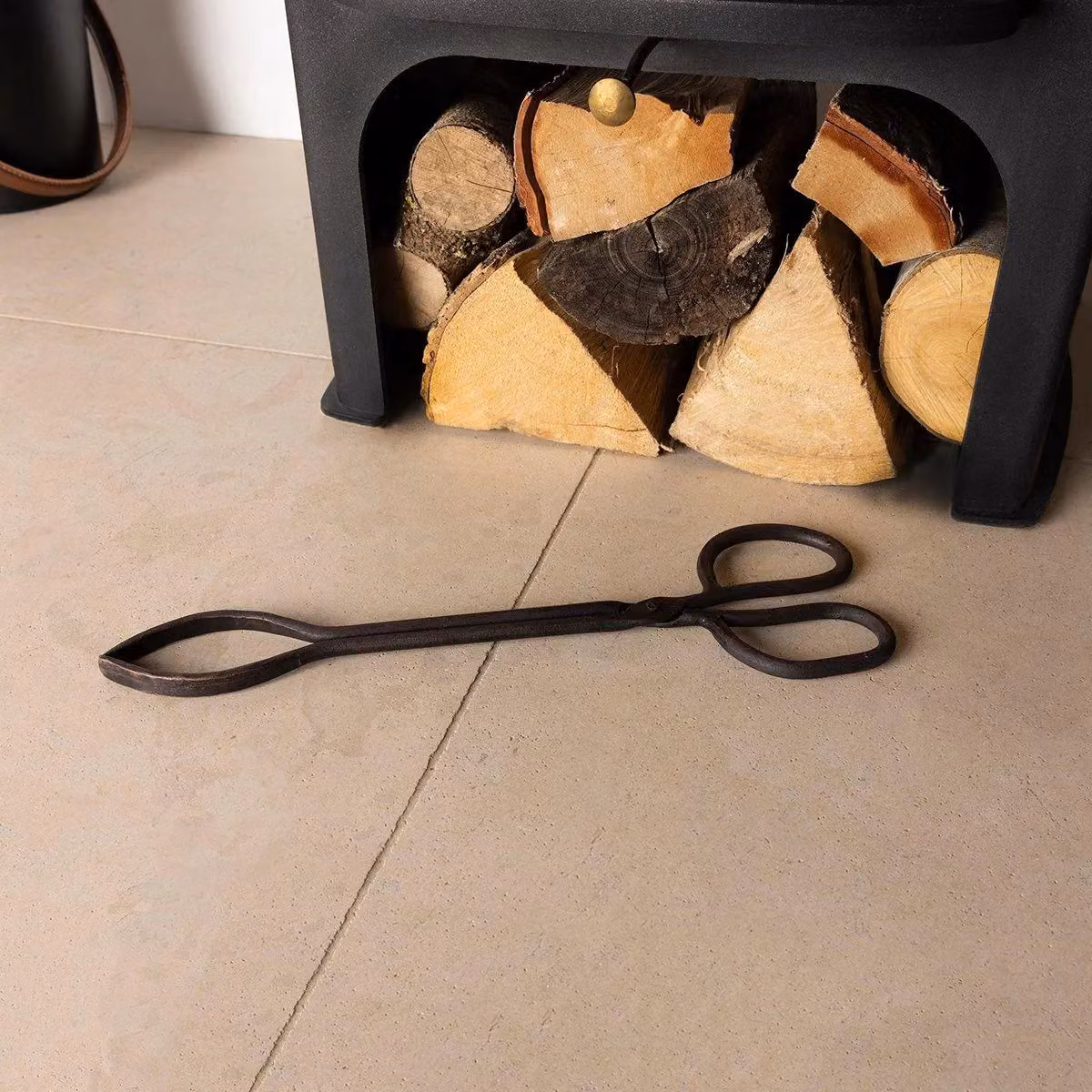 Charles Bentley Cypress Fireside Tongs in Black Iron, W/D/H: 37 x 11 x 0.8 cm – 2