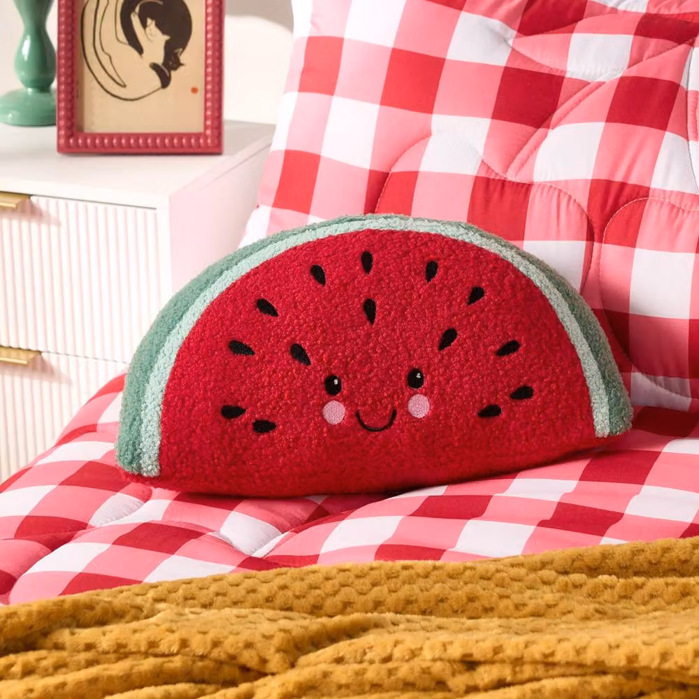 OHS Red and Green Bouclé Heart Shaped Decorative Scatter Cushion – 3