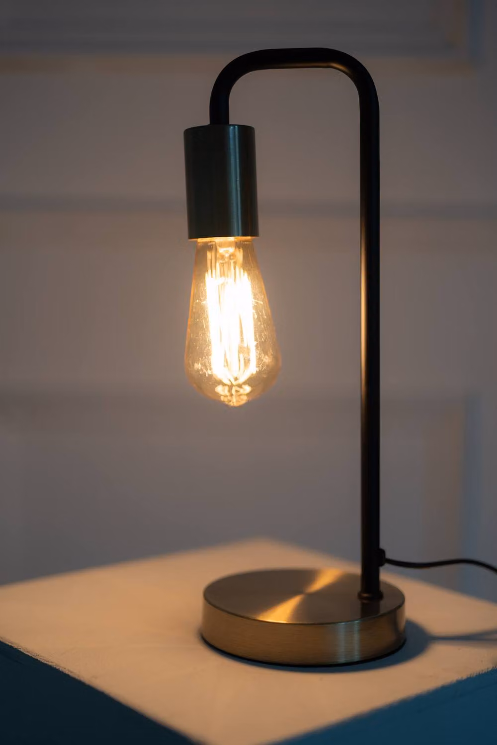 K LIVING Caitlin Industrial Filament Bulb Table Desk Lamp in Gold/Brass – 2
