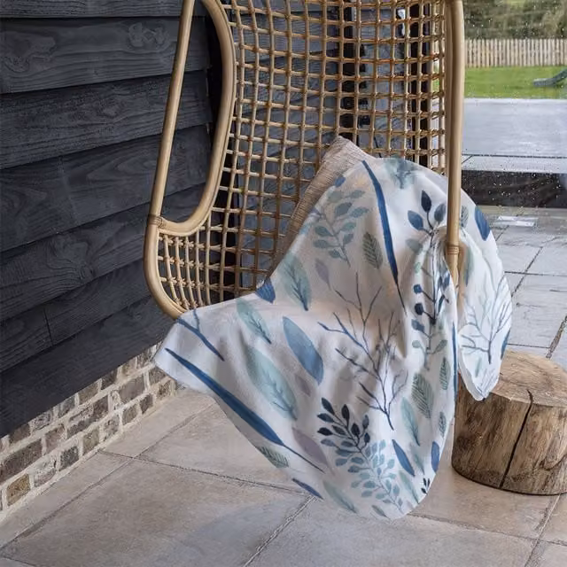 Benjamin Tate Design Winter Branches and Leaves Fleece Blanket in Blue and Sand, W/D/H: 120 x 150 cm – 1
