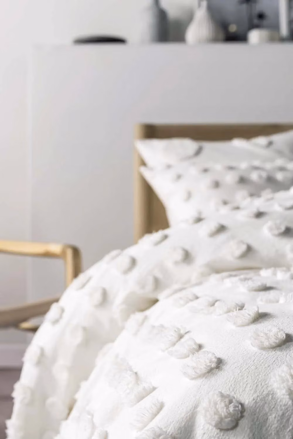 Linen House Haze Tufted Polka Dot Duvet Cover and Pillowcase Set in White, W/D/H: 180 x 200 cm – 2