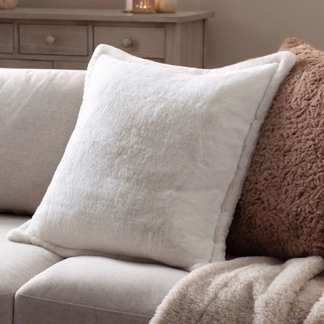 Riva Home Faux Fur Square Decorative Cushion in Beige and White, W/D/H: 45 x 45 x 45 cm – 3