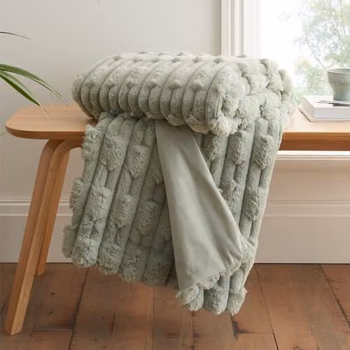 Bianca Carved Faux Fur Throw Green W/D/H: 150 x 200 cm – 1