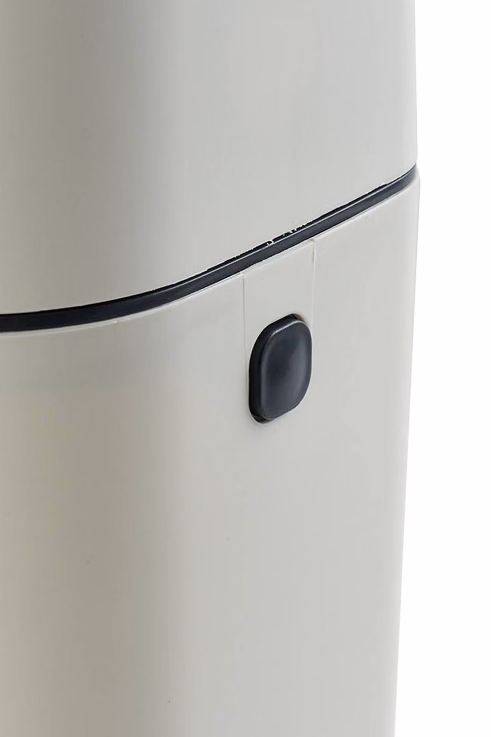 Garden Sanctuary Beige Wall-Mounted Plastic Hanging Trash Bin with Flip Lid, H 36.5 x W 25.5 cm – 3