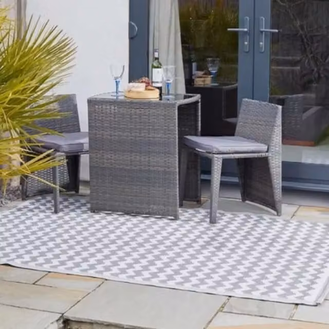 Garden Mile Modern Geometric Rectangular Outdoor Patio Rug in Grey and White
