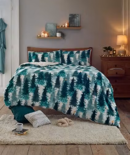 Deyongs Christmas Tree Printed Fleece Duvet Cover Set with Sherpa Reverse in Green and White, W/D/H: 180 x 200 cm