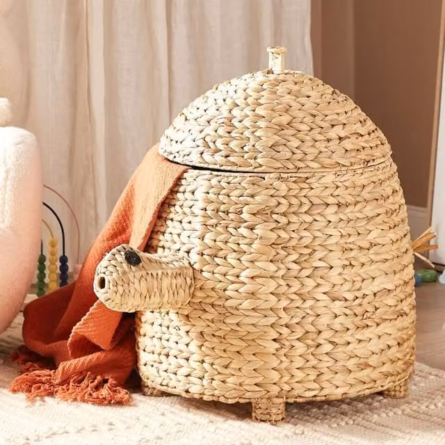 Wyld and Coco Wicker Turtle Hamper with Lid in Beige and Sand Natural Water Hyacinth – 1