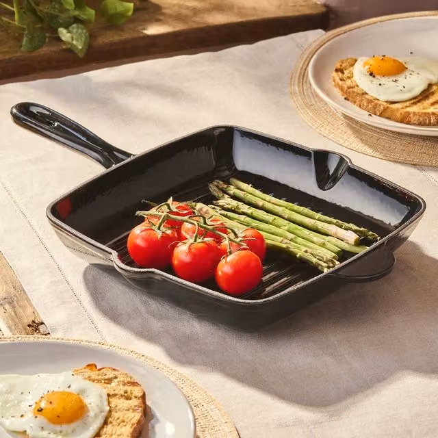 Cooks Professional 26cm Square Cast Iron Skillet Pan with Enamel Interior, Black – 1