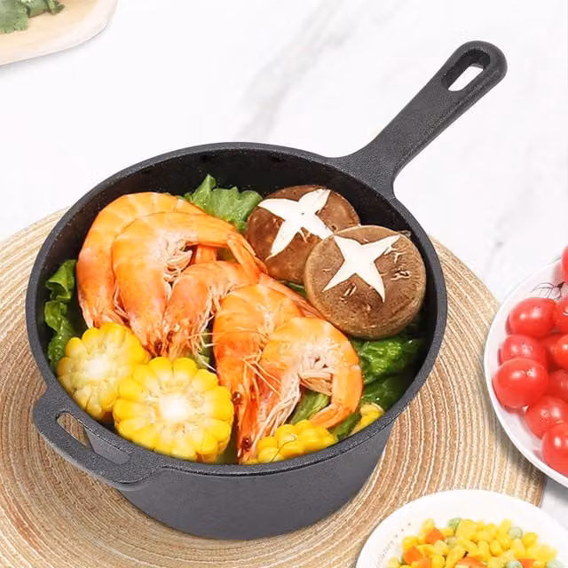 Livingandhome Uncoated Cast Iron Saucepan, Black