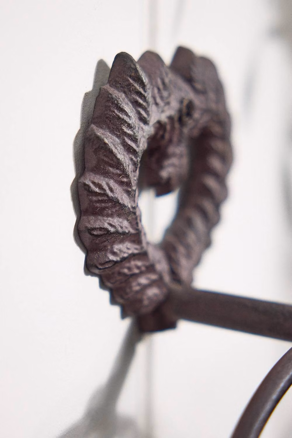Dibor Ornate Love Heart Cast Iron Towel Ring in Matt Brown – 3