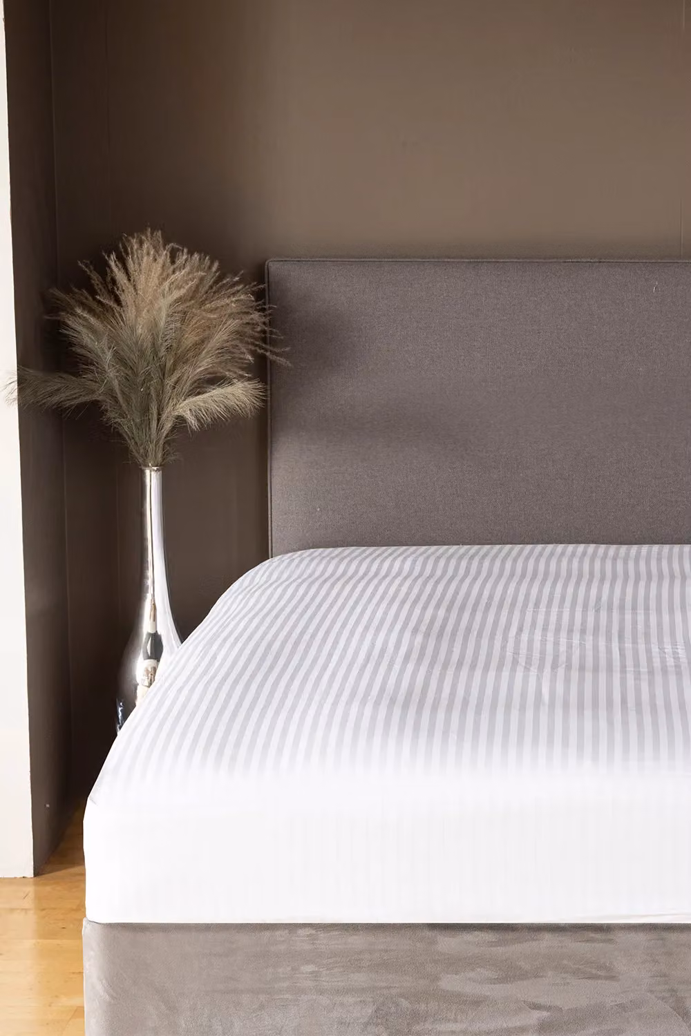 Belledorm Hotel Suite Satin Stripe 540 Thread Count Cotton Fitted Sheet in Beige, Size: Double (140 x 200 cm) – 2