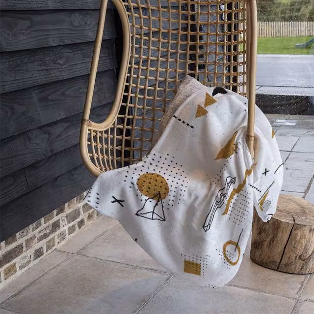 Benjamin Tate Design Geometric Elements Fleece Blanket in White and Beige, W/D/H: 120 x 150 cm
