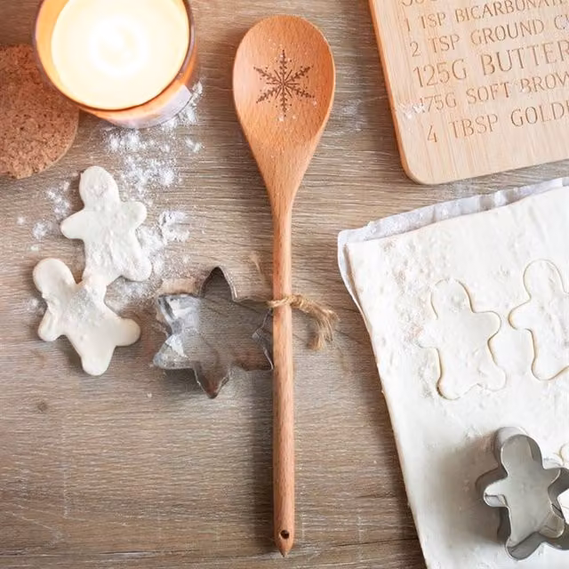Uniqueful Snowflake Wooden Baking Set in Brown