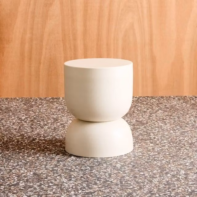 sweeek Metal Side Table in Cream, Round Minimalist Bedside Table, Diameter: 32 cm, Height: 42 cm – 1