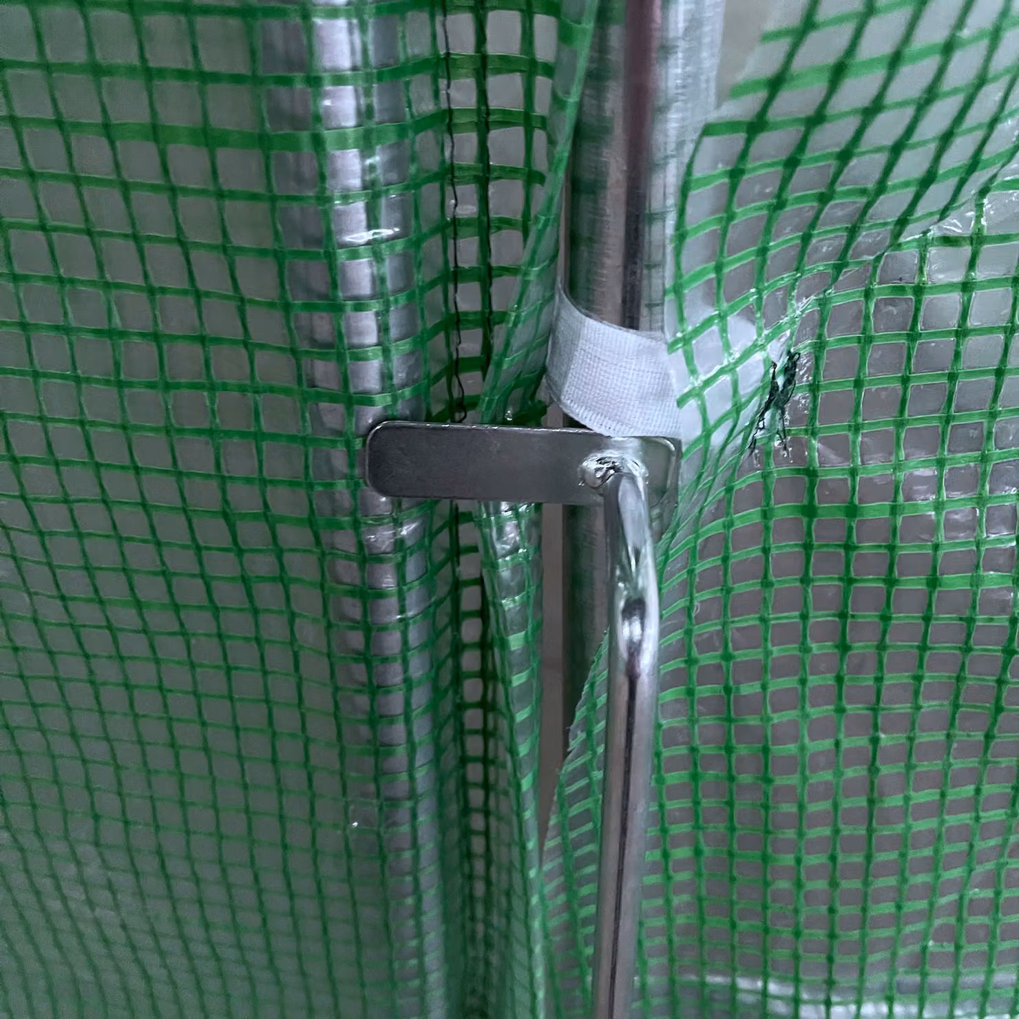 Outsunny Green Reinforced Polytunnel Greenhouse with Steel Frame, Metal Hinged Door and Mesh Windows, W/D/H: 4 x 3 x 2 m – 3