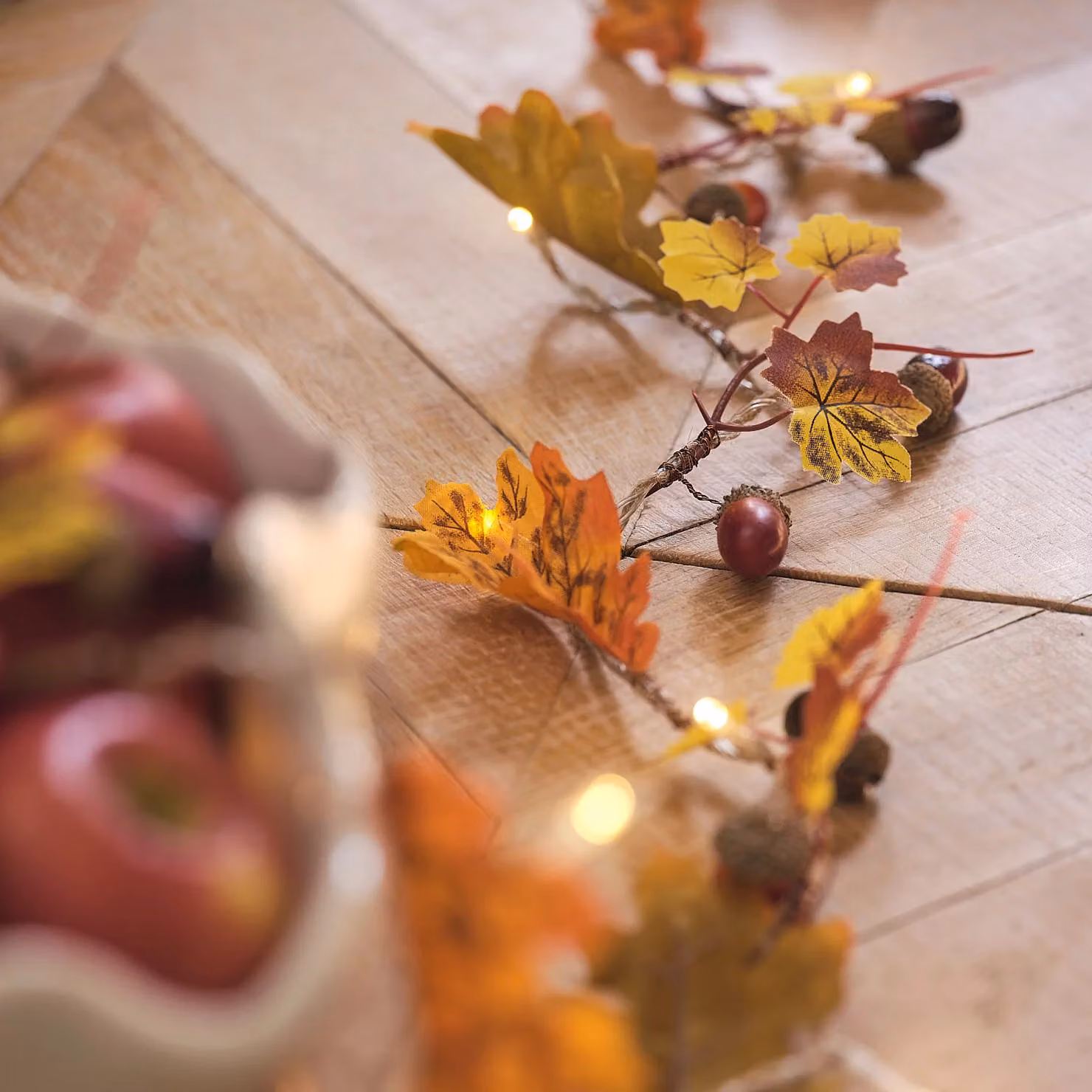 Lights4fun Pre Lit Oak and Acorn Autumn Garland in Green, Orange and White