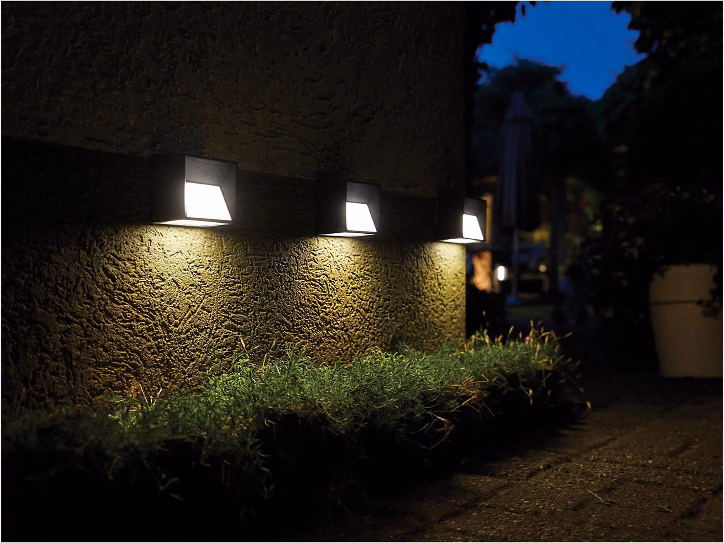 Luxform Skye Intelligent Solar LED Wall Light in Black – 3