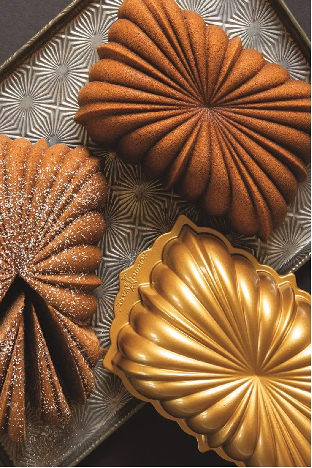Nordic Ware Classic Fluted Gold Non-Stick Aluminium Rectangular Loaf Tin and Bundt Slicer – 2