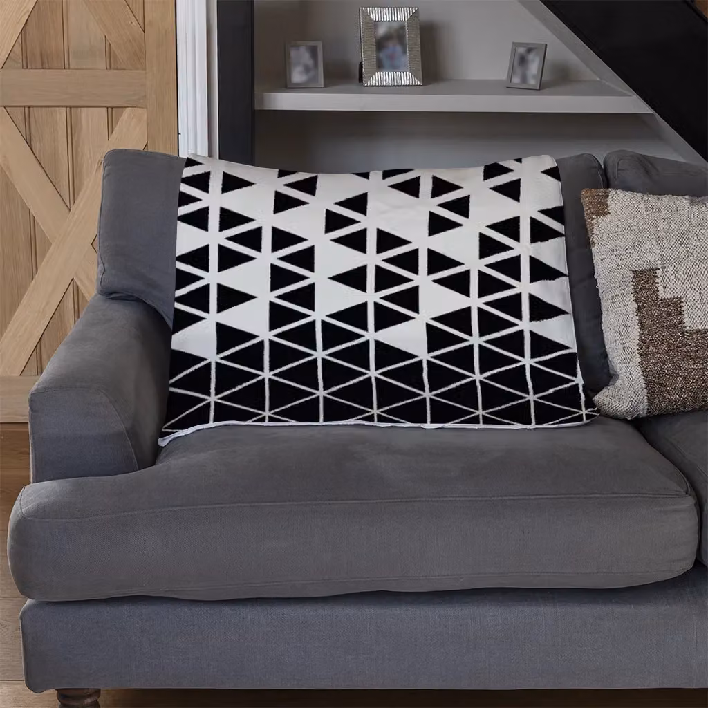 Benjamin Tate Design Geometric Triangles Fleece Blanket in Black, Beige and White, W/D/H: 120 x 150 cm – 3