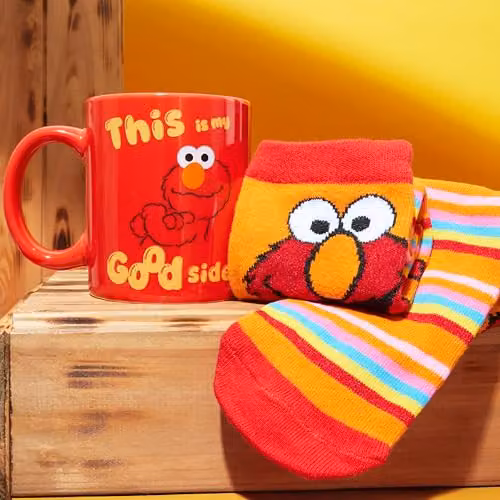 Get Trend Sesame Street Mug and Crew Socks Gift Set in Multicolour featuring Elmo and Cookie Monster, 340ml Ceramic Cup – 5