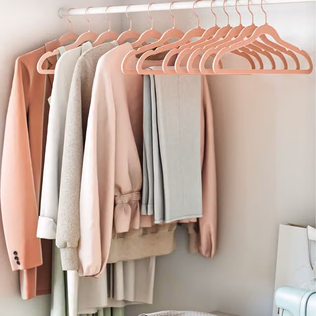SONGMICS Non-Slip Velvet Flocked Clothes Hangers with Swivel Hooks in Pink, 3.5kg Capacity