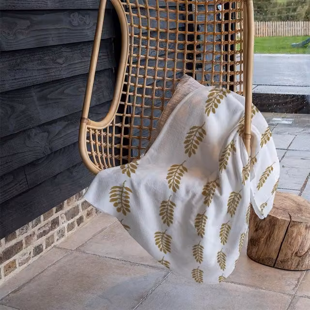 Benjamin Tate Design Gold Leaf Pattern Fleece Blanket in Gold, Beige and White, W/D/H: 120 x 150 cm