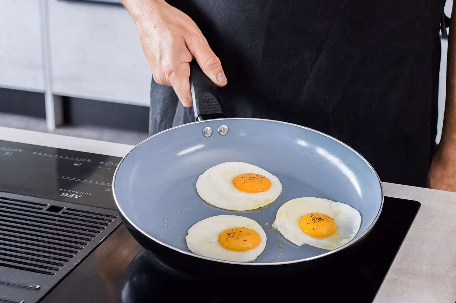 MasterClass Ceramic Non-Stick Aluminium Frying Pan, 28 cm, Black or Grey – 3