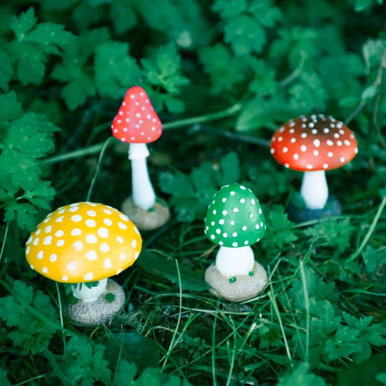 Marco Paul Pack of 4 Multi Coloured Resin Toadstool Secret Fairy Garden Ornaments – 2