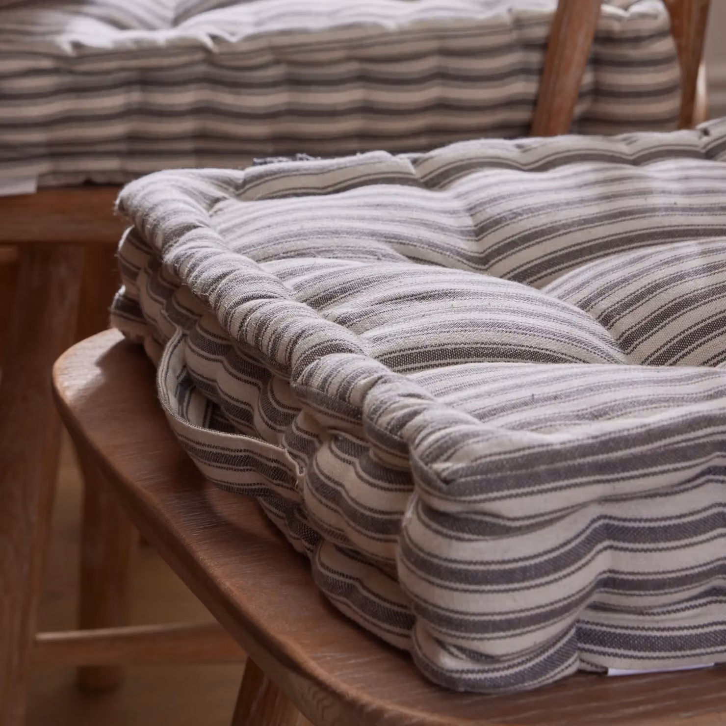Dibor Set of 4 Grey Striped Quilted Indoor Dining Chair Seat Pads, W/D/H: 40 x 40 x 40 cm – 3